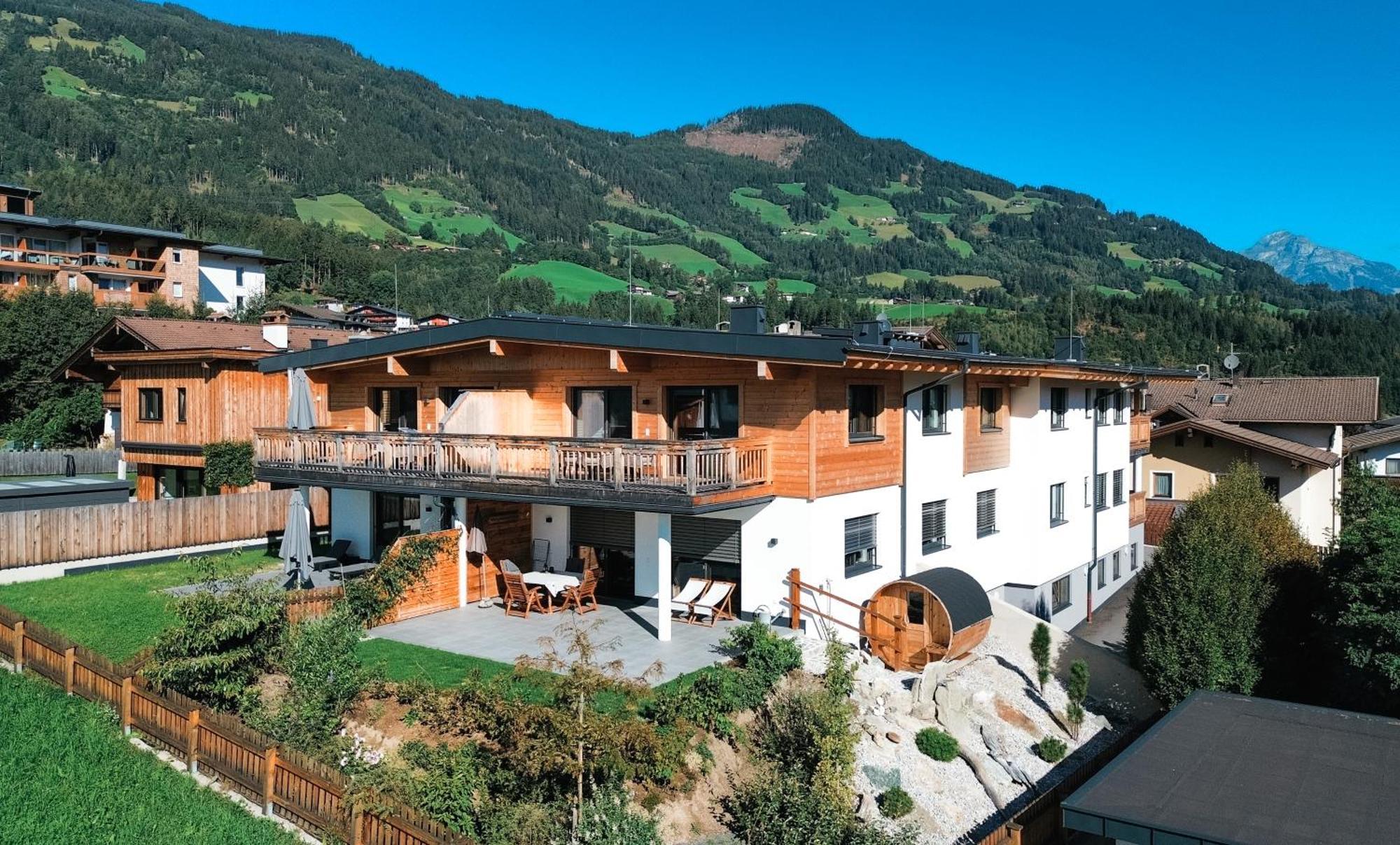 Zillerheart - Balcony Und Car Park By Alpenluxus Appartements Fuegen Exterior photo